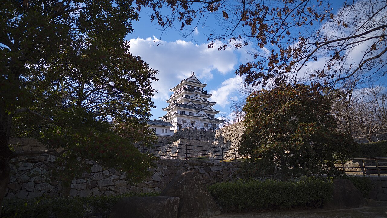 木立と石垣越しに望む福山城
