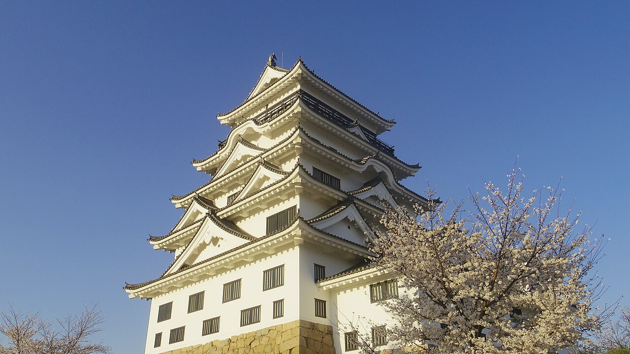 桜と青空に映える福山城天守