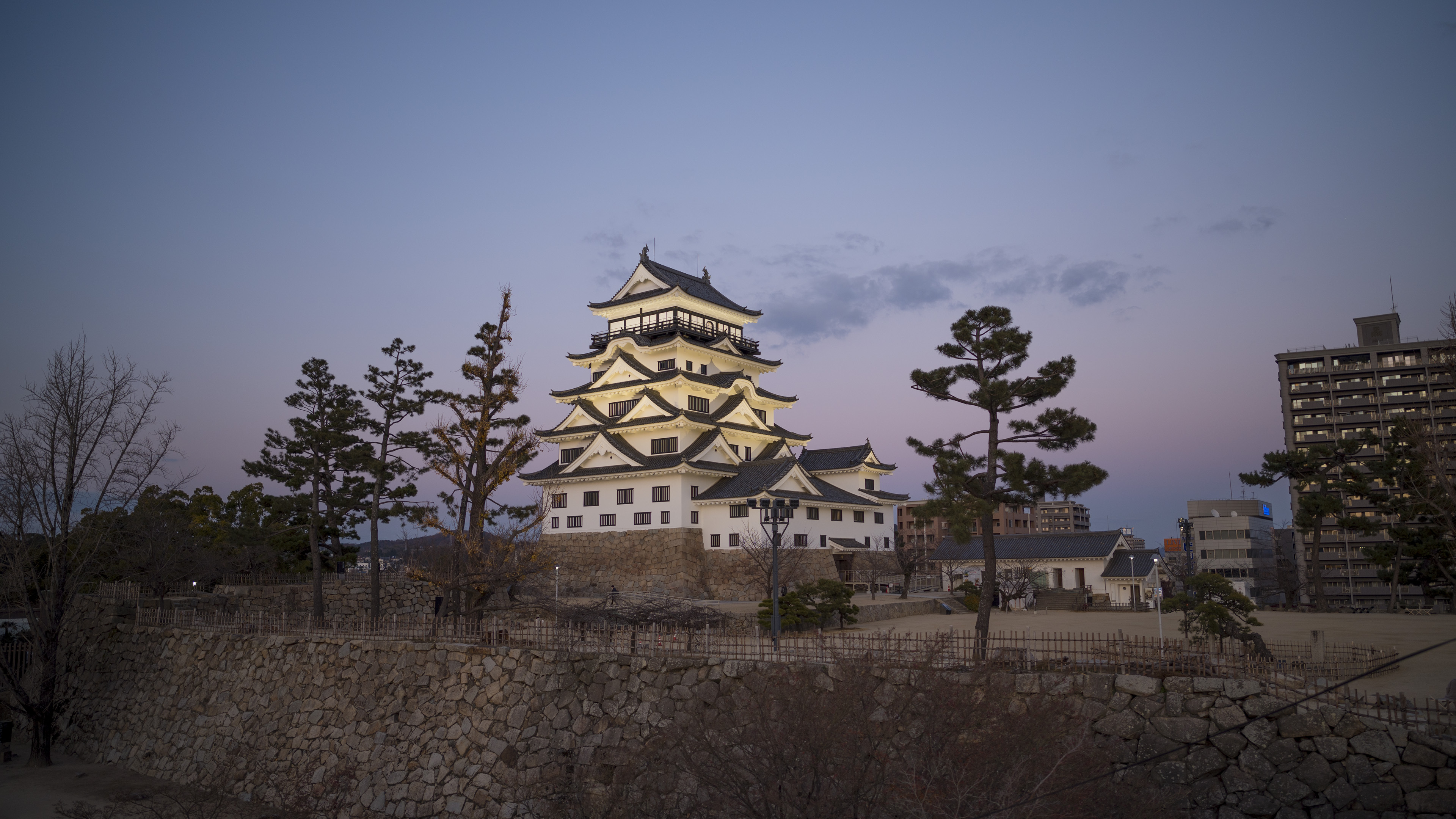 夕暮れに浮かぶ福山城天守と石垣